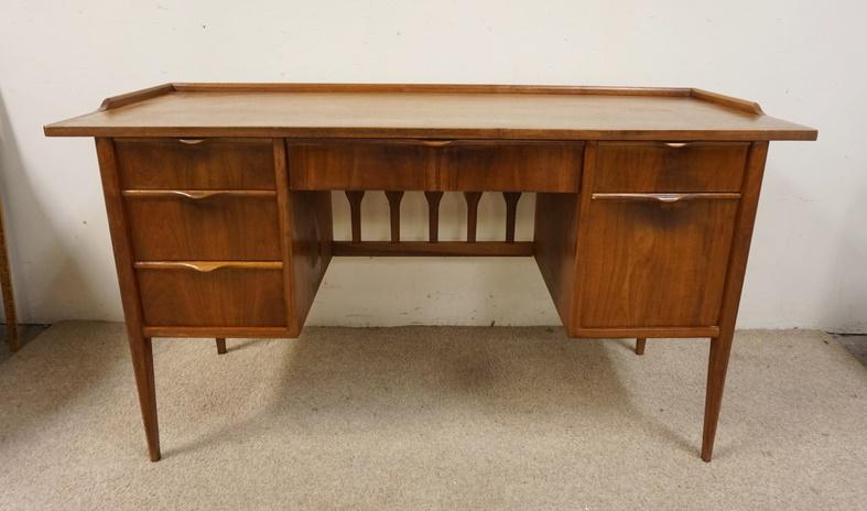 MIDCENTURY MODERN WRITING DESK (1 of 4)