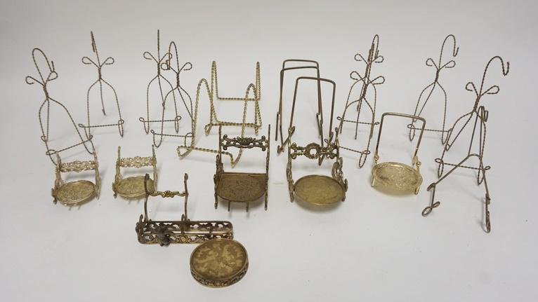 LOT OF PLATE HOLDERS & CUP & SAUCER HOLDERS: LOT OF PLATE HOLDERS & CUP & SAUCER HOLDERS