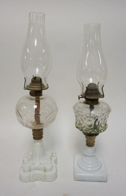 2 ANTIQUE KEROSENE LAMPS: 2 ANTIQUE KEROSENE LAMPS W/MILK GLASS BASES, TALLEST IS 19 1/4 IN