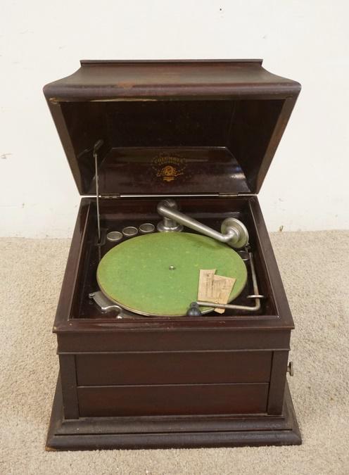 COLUMBIA D2 TABLE TOP VICTROLA (1 of 4)