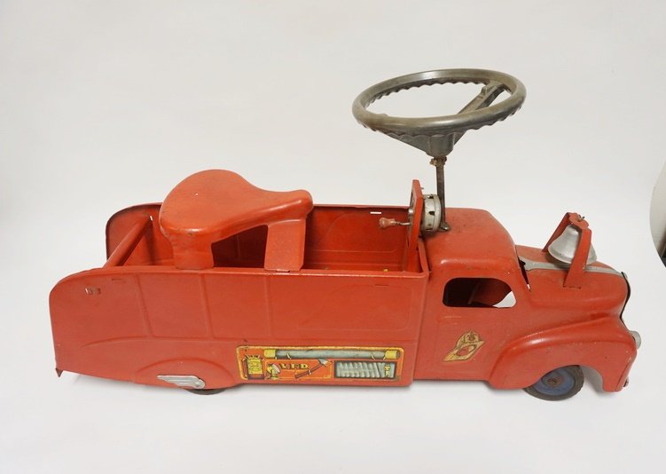 A MARX PRESS STEEL CHILDS RIDE ON FIRE ENGINE (1 of 3)