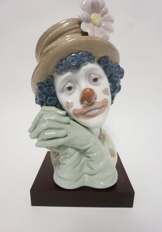 LLADRO CLOWN'S HEAD BUST ON WOOD BASE (1 of 4)