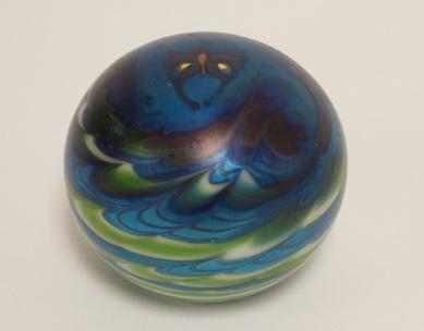 LUNDBERG STUDIOS BUTTERFLY PAPERWEIGHT (1 of 2)