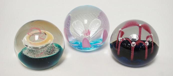 3 CAITHNESS INTERNALLY DECORATED PAPERWEIGHTS (1 of 4)