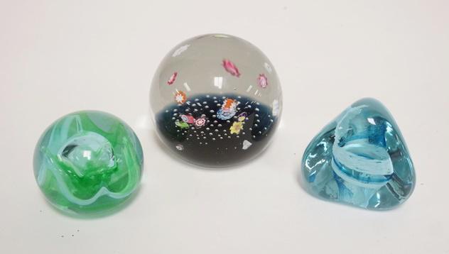 3 CAITHNESS INTERNALLY DECORATED PAPERWEIGHTS (1 of 2)