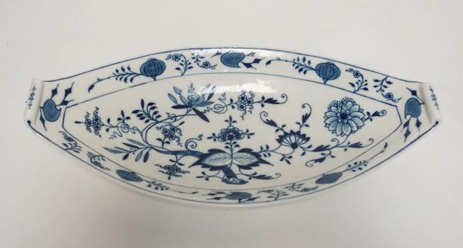 MEISSEN ONION TRAY: MEISSEN ONION TRAY, NO SCRATCHES THROUGH THE MARK, 13 1/4 IN X 6 1/2 IN
