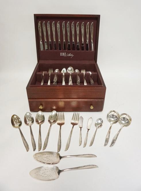 99 PIECE ROGERS SILVERPLATED FLATWARE SET (1 of 5)