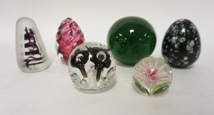 6 PAPERWEIGHTS INTERNALLY DECORATED (1 of 2)