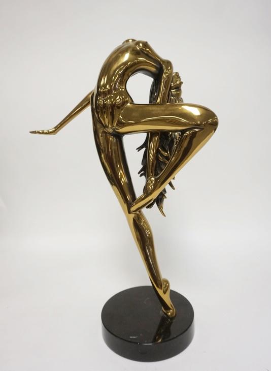TOM BENNETT BRONZE NUDE LADY SCULPTURE: TOM BENNETT BRONZE NUDE LADY SCULPTURE, TITLED SUN DANCER, LIMITED EDITION #24 OF 150, 1983, 24 1/2 IN HIGH