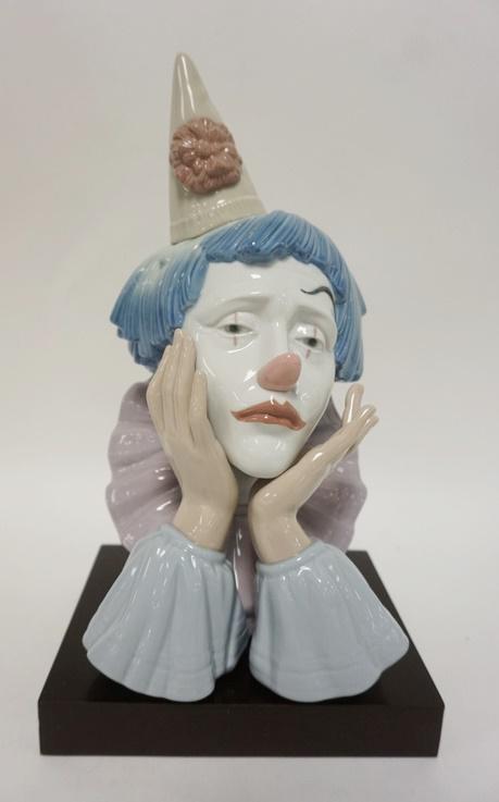 LLADRO CLOWN BUST: LLADRO CLOWN BUST, COMES W/WOODEN BASE, 12 1/2 IN HIGH