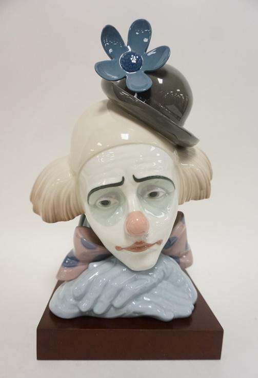 LLADRO CLOWN BUST: LLADRO CLOWN BUST, COMES W/WOODEN BASE, 10 1/2 IN HIGH