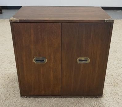 2 DOOR CABINET W/ BRASS HARDWARE: 2 DOOR CABINET W/ BRASS HARDWARE. 30 1/4 IN W, 30 IN H, 19 IN DEEP. HAS AN INTERIOR SHELF