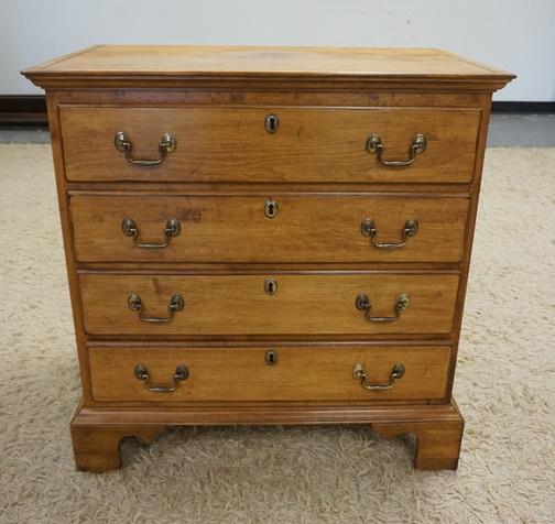 ETHAN ALLEN 4 DRAWER BACHELORS CHEST: ETHAN ALLEN 4 DRAWER BACHELORS CHEST, 30 IN W 17 IN DEEP, 31 1/4 IN H