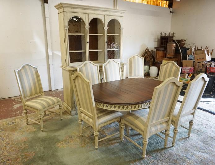HOOKER SUMMERGLEN DINING ROOM SUITE: HOOKER SUMMERGLEN DINING ROOM SUITE, BREAKFRONT, TABLE, & 8 CHAIRS. BREAKFRONT HAS WAVY GLASS DOORS ON EITHER SIDE & A REVERSIBLE BACK THAT CAN SHOW WOOD OR FABRIC, 62 IN W , 90 IN H, 20 IN DEEP. TABL