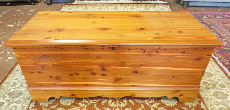 LANE CEDAR CHEST: LANE CEDAR CHEST, 44 IN WIDE X 18 1/2 IN HIGH X 18 IN DEEP