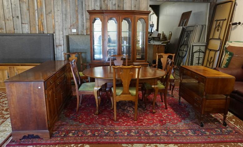 10 PIECE CHERRY DINING ROOM: 10 PIECE CHERRY DINING ROOM, STATTON, OLD TOWNE & PENNSYLVANIA HOUSE, STATTON OVAL TABLE W/4-12 IN LEAVES, 6 CHAIRS, 2 ARM & 4 SIDE, OLD TOWNE SIDEBOARD, 66 IN WIDE, DROP LEAF SERVER ON WHEELS, TOP HA