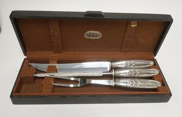 FLINT 3 PIECE CARVING SET W/STERLING SILVER HANDLES: FLINT 3 PIECE CARVING SET W/STERLING SILVER HANDLES, IN ORIGINAL WOODEN BOX, PLAQUE ON COVER NOT MONOGRAMMED
