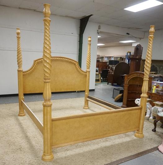 4 POSTED BED W/ SPIRAL TURNED COLUMNS: 4 POSTED BED W/ SPIRAL TURNED COLUMNS 79 IN W, 94 IN L, 87 IN H