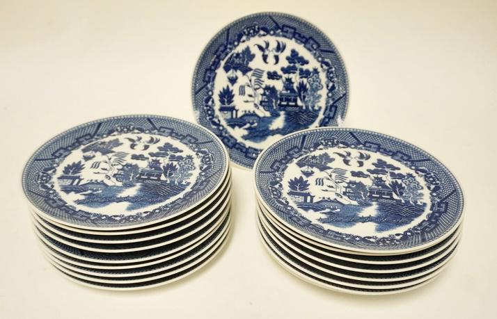 19 UNMARKED BLUE WILLOW PLATES (1 of 3)