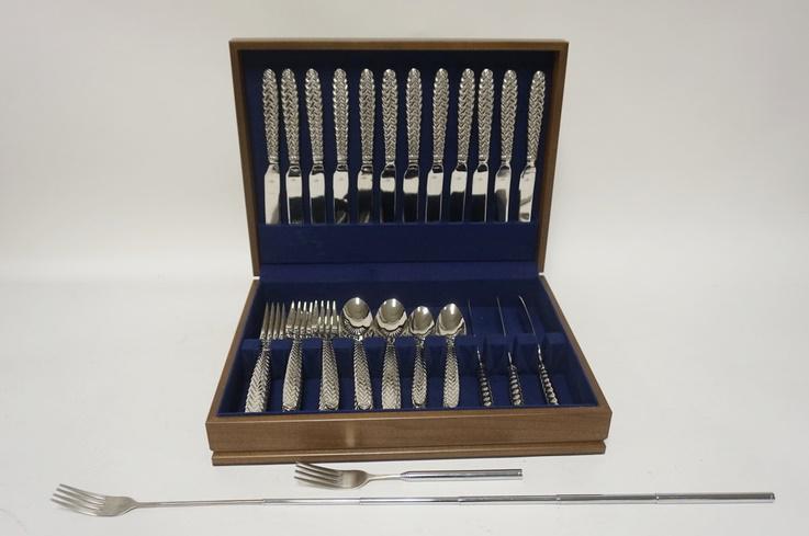 62 PIECE RLL MODERN FLATWARE SET (1 of 4)