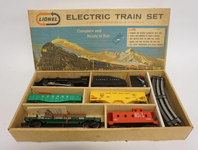 LIONEL O GAUGE TRAIN SET (1 of 2)