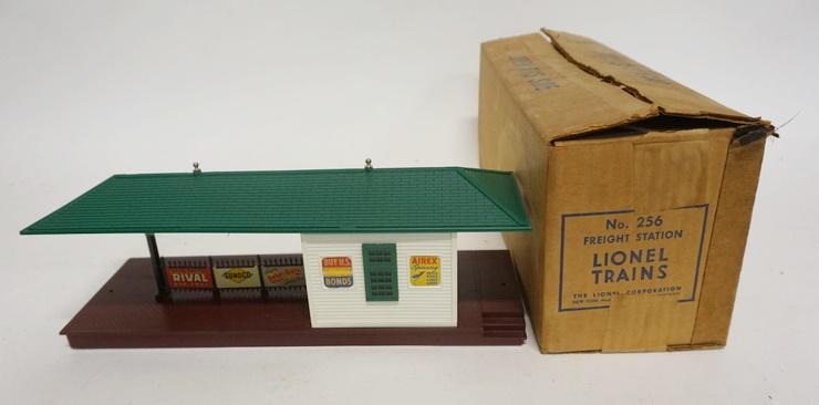 LIONEL O GAUGE FREIGHT STATION (1 of 2)