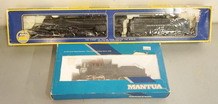 LOT OF 2 HO MODEL TRAINS (1 of 3)