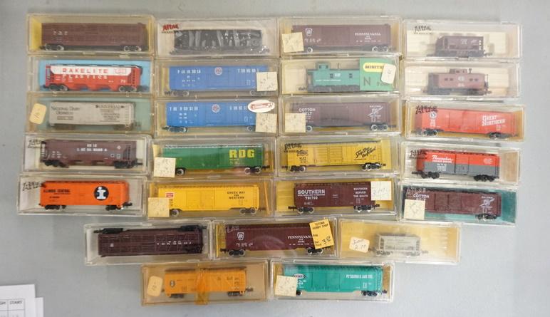 LOT OF MODEL TRAIN CARS (1 of 1)