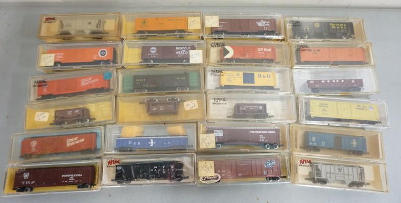 LOT OF MODEL TRAIN CARS (1 of 1)