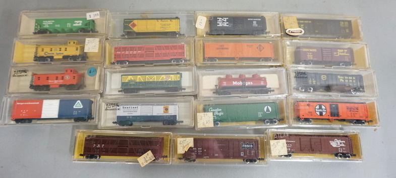 LOT OF MODEL TRAIN CARS (1 of 1)