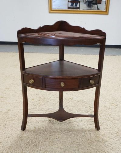 SOUTHAMPTON MAHOGANY CORNER SHELF (1 of 2)