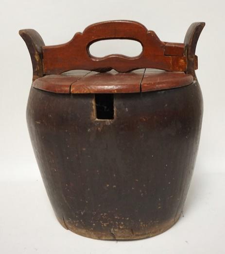 ANTIQUE ASIAN WOODEN BUCKET: ANTIQUE ASIAN WOODEN BUCKET W/ COVER 13 1/2 IN H