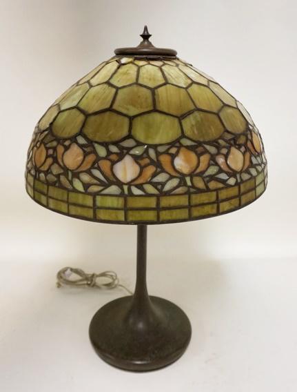 ANTIQUE LEADED SLAG GLASS TABLE LAMP (1 of 7)