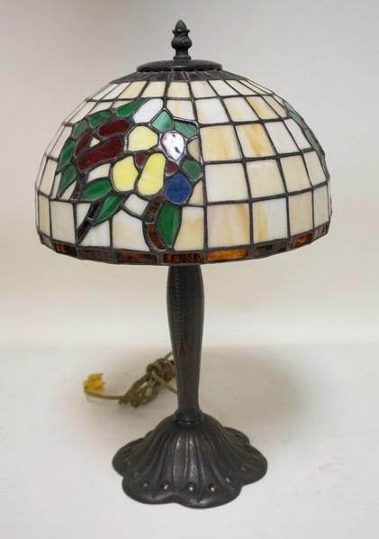 CONTEMPORARY LEADED GLASS BOUDIOR LAMP: CONTEMPORARY LEADED GLASS BOUDIOR LAMP, 18 1/2 IN H, 11 1/2 IN DIAMETER
