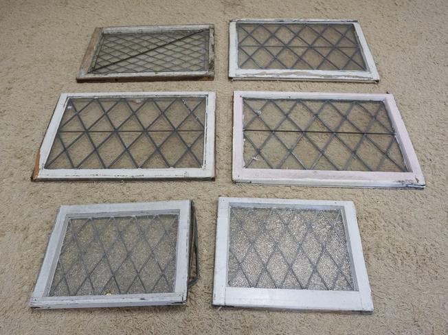 6 LEADED GLASS WINDOWS: 6 LEADED GLASS WINDOWS, TWO HAVE TEXTURED GLASS. 23 3/4 IN X 18 IN, & 23 3/4 IN X 19 IN TWO ARE 35 5/8 IN X 24 IN, ONE IS 33 1/4 IN X 22 3/4 IN