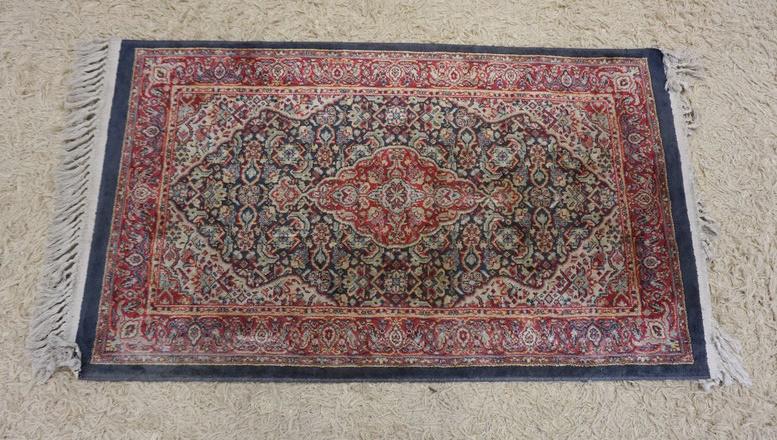 VERONA THROW RUG: VERONA THROW RUG, 2 FT 2 IN X 3 FT 9 IN