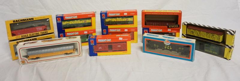 LOT OF HO GAUGE MODEL TRAIN CARS (1 of 2)