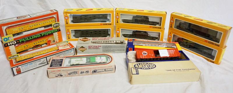 LOT OF HO GAUGE MODEL TRAINS (1 of 3)
