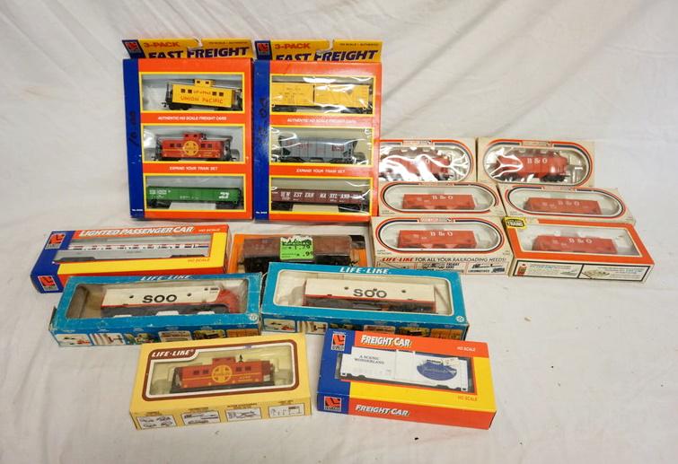 LOT OF LIFE-LIKE HO GAUGE TRAIN MODELS: LOT OF LIFE-LIKE HO GAUGE TRAIN MODELS