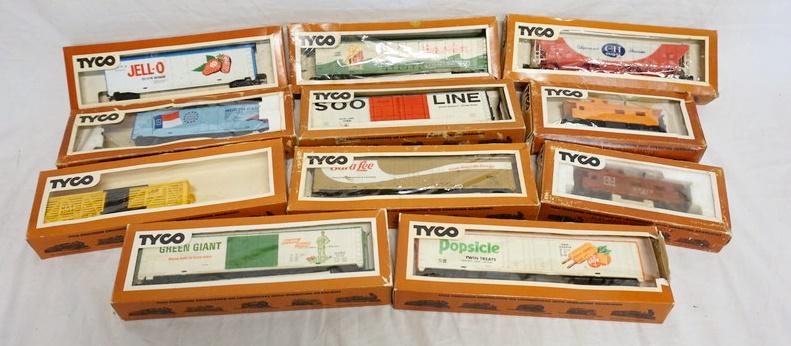 11 TYCO HO GAUGE MODEL TRAINS (1 of 2)