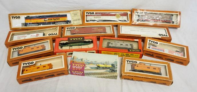 13 TYCO HO GAUGE MODEL TRAINS (1 of 2)