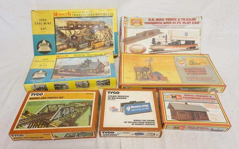 LOT OF HO GAUGE MODEL TRAIN ACCSESORIES KITS (1 of 5)