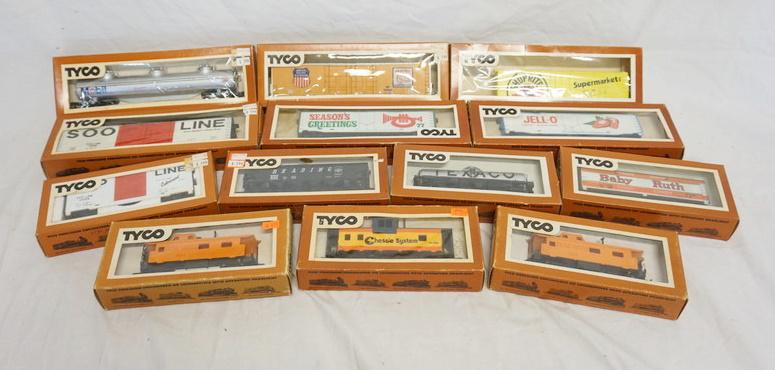 13 TYCO HO GAUGE MODEL TRAINS (1 of 2)