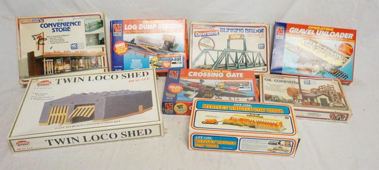 LOT OF 8 TRAIN ACCESSORIES BUILDING KITS (1 of 2)