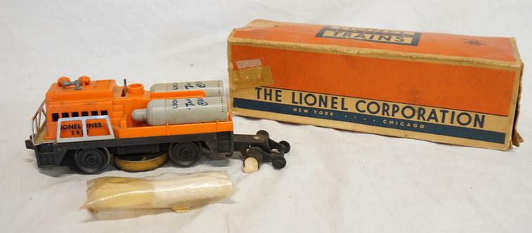 LIONEL TRACK CLEANING CAR NO. 3927 (1 of 6)