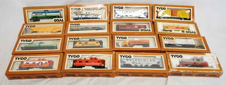 16 TYCO HO GAUGE MODEL TRAINS (1 of 2)
