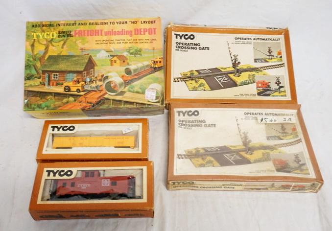 LOT OF TYCO MODEL TRAINS/BUILDING KITS (1 of 3)