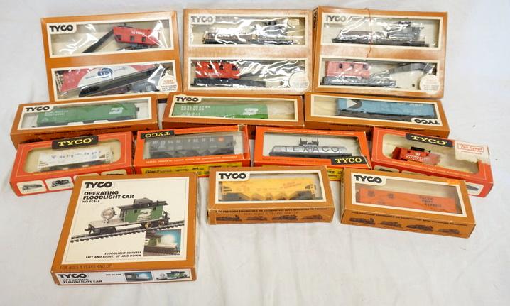13 TYCO HO GAUGE MODEL TRAINS (1 of 3)