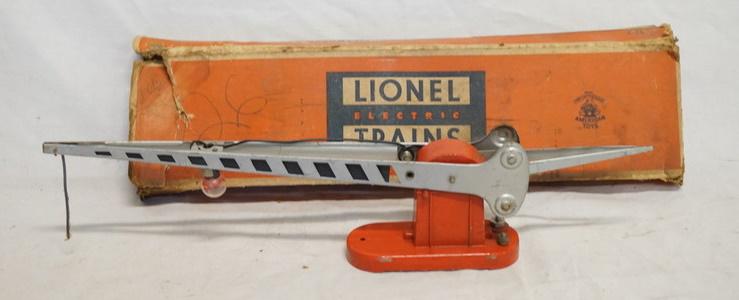 LIONEL NO. 152 AUTOMATIC CROSSING GATE (1 of 3)