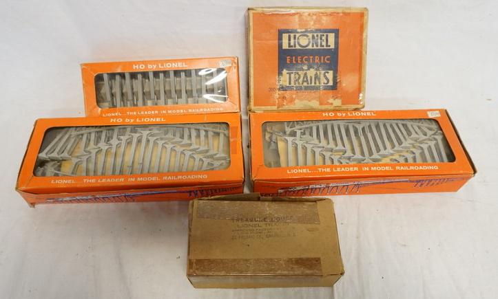 LOT OF LIONEL MODEL TRAIN ACCESSORIES (1 of 3)